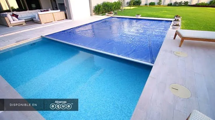 Cubierta azul sobre una alberca